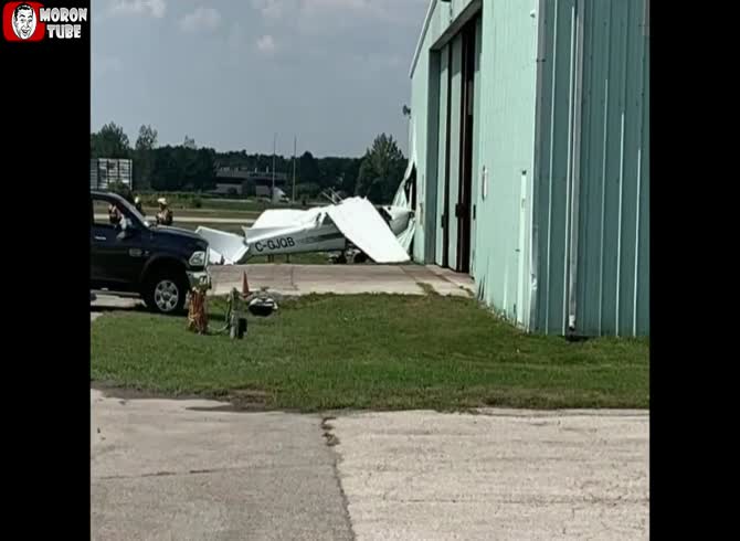 Video :When landing, a student's plane smashes into a hangar